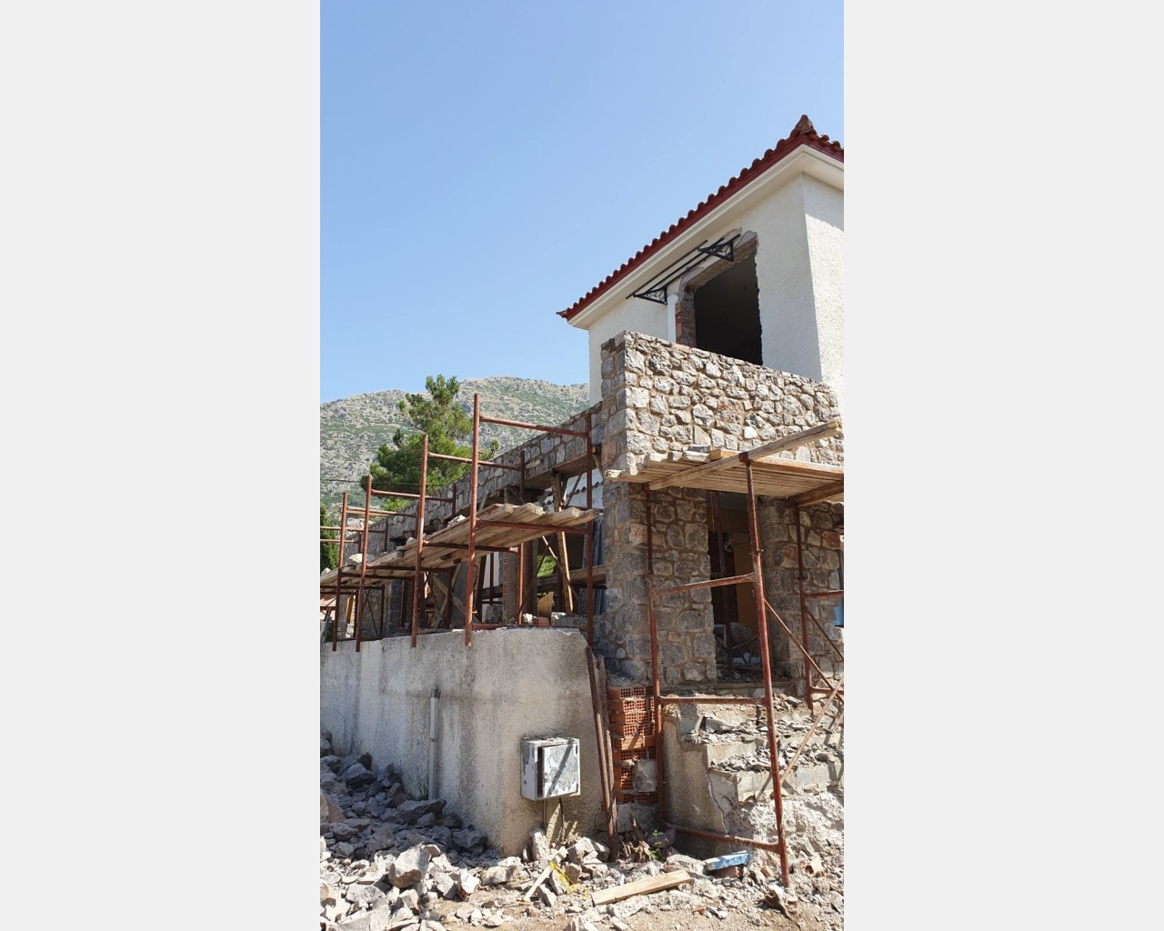 Ανακαίνιση πέτρινης μονοκατοικίας στην Αράχωβα