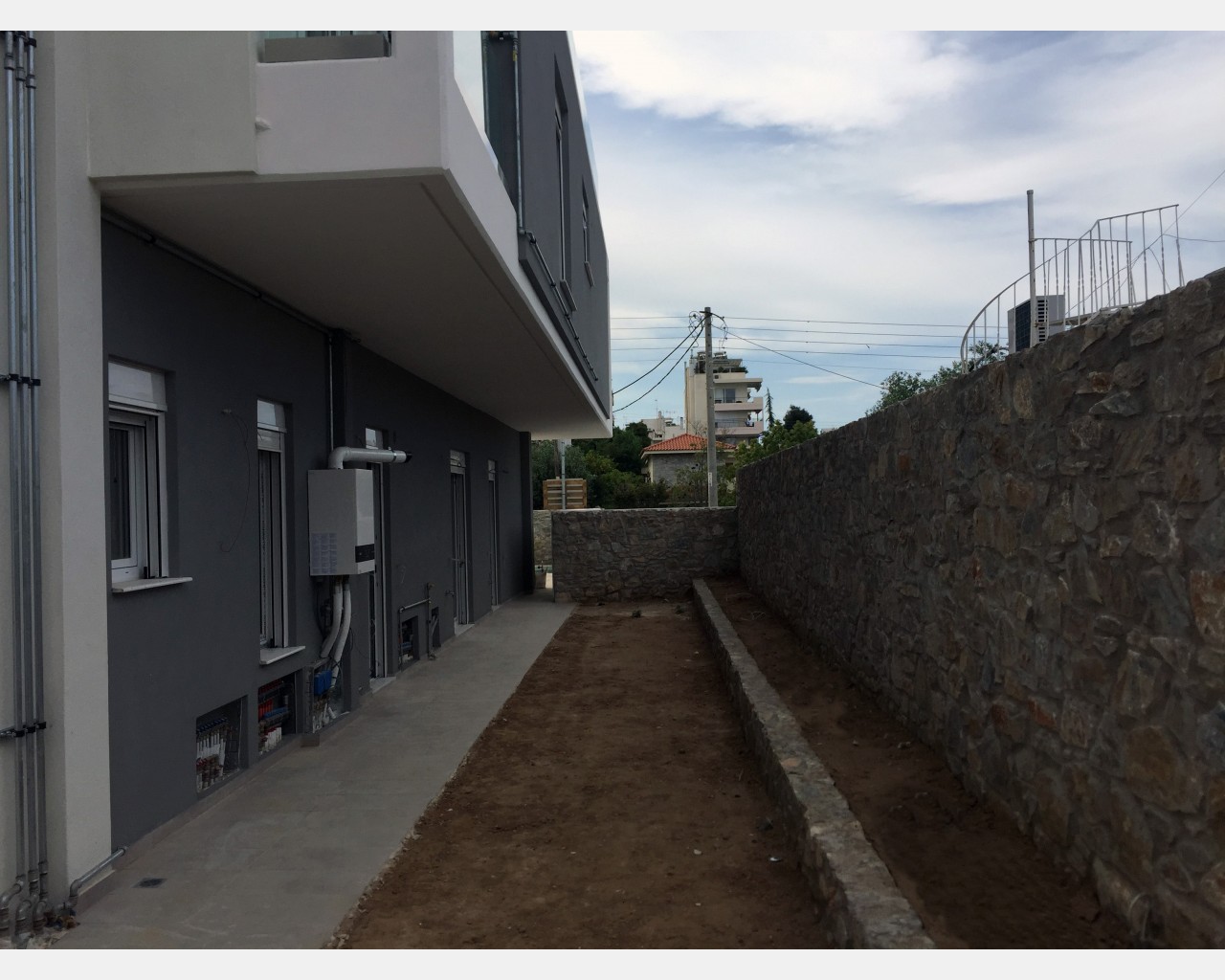 Κατασκευή μάντρας σε νεόδμητο κτίριο στην Γλυφάδα